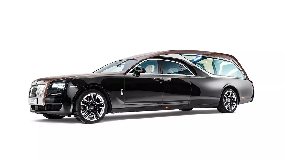 The last ride couldn’t possibly be more luxurious.  The Italians presented a majestic funeral Rolls-Royce – Garáž.cz